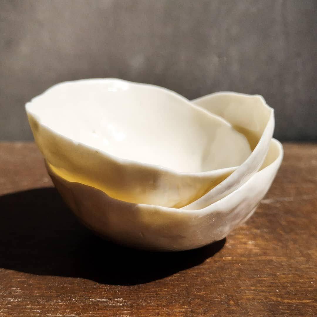 Assiettes blanches à bords ondulés