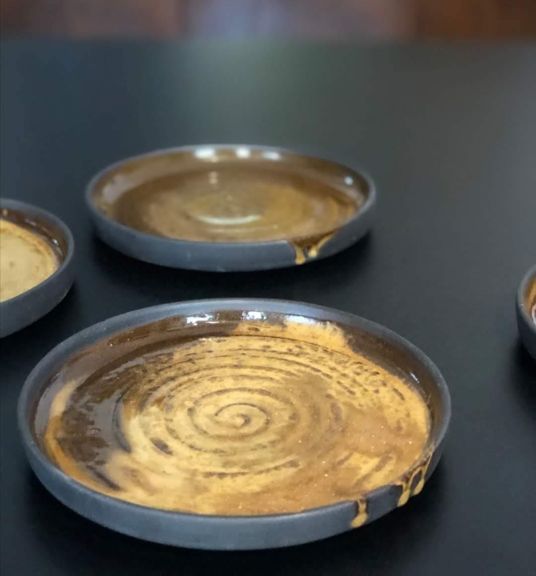  Assiettes émaillées dorées 2