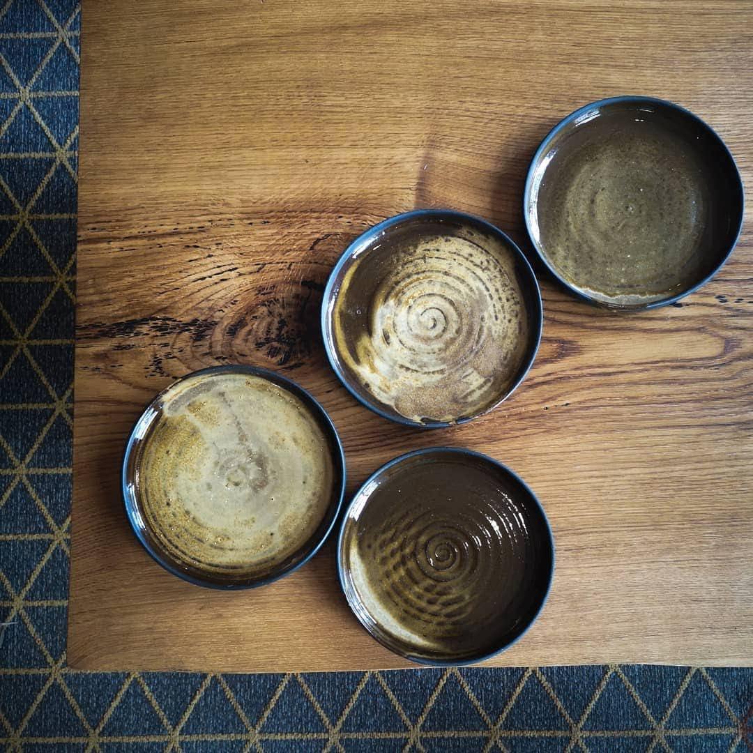 Assiettes en argile émaillées dorées 1